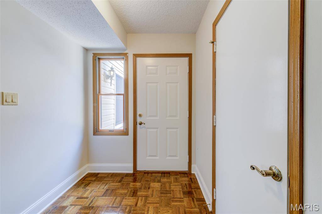 5566 Pierre CT, Unincorporated, MO 63128
