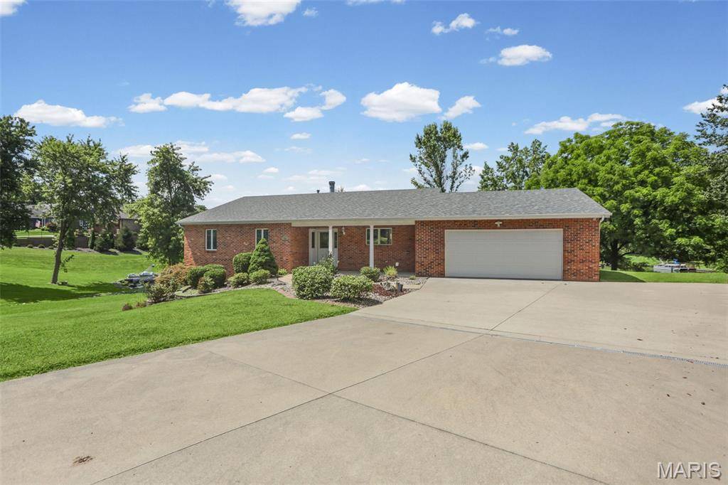 369 E Lake DR, Edwardsville, IL 62025