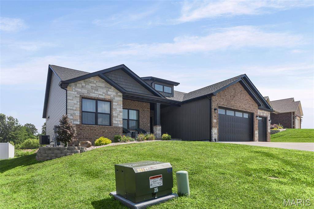 165 Stonebridge Bluff DR, Maryville, IL 62062