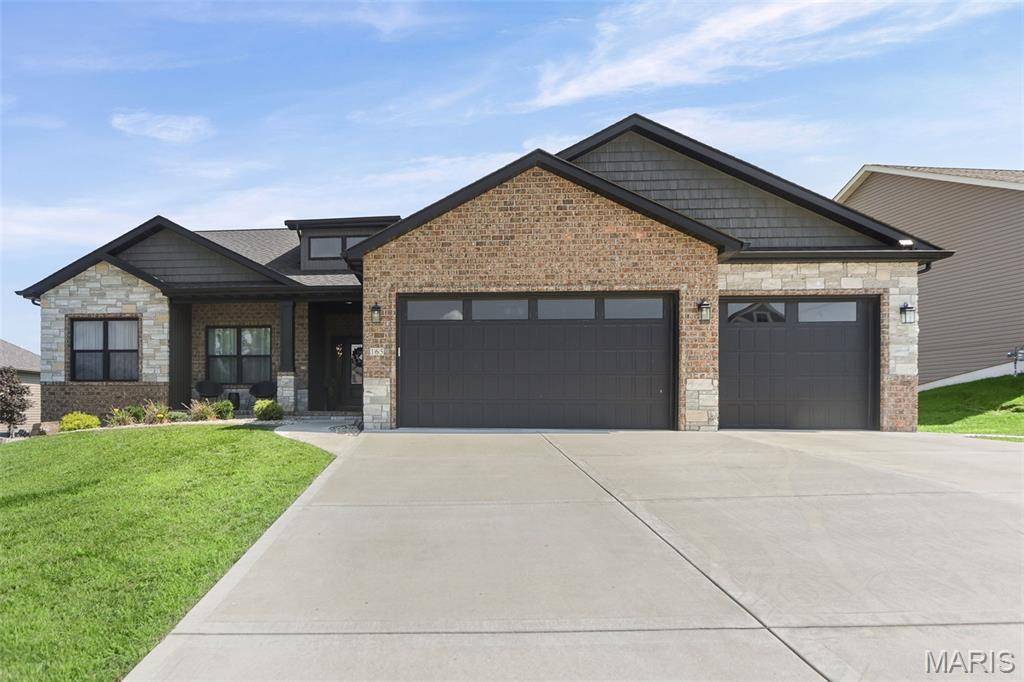 165 Stonebridge Bluff DR, Maryville, IL 62062