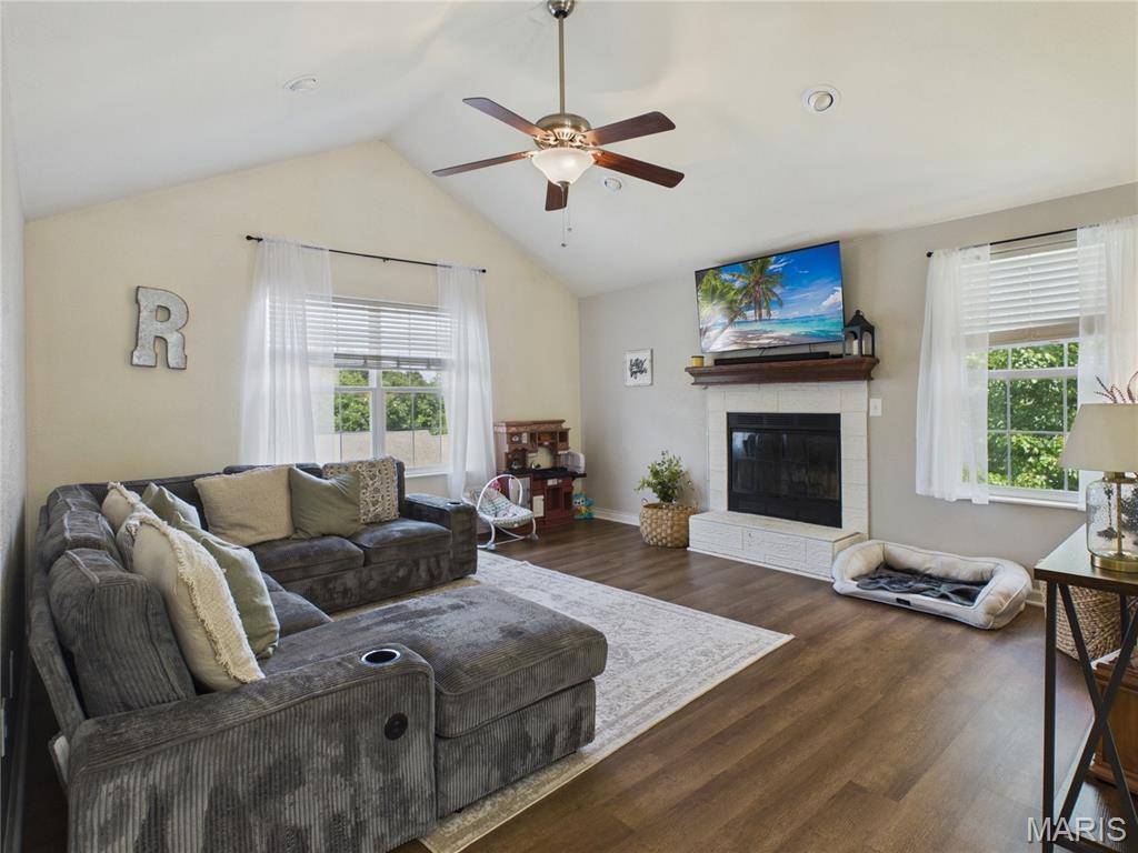 21079 Hideaway LN, St Robert, MO 65584