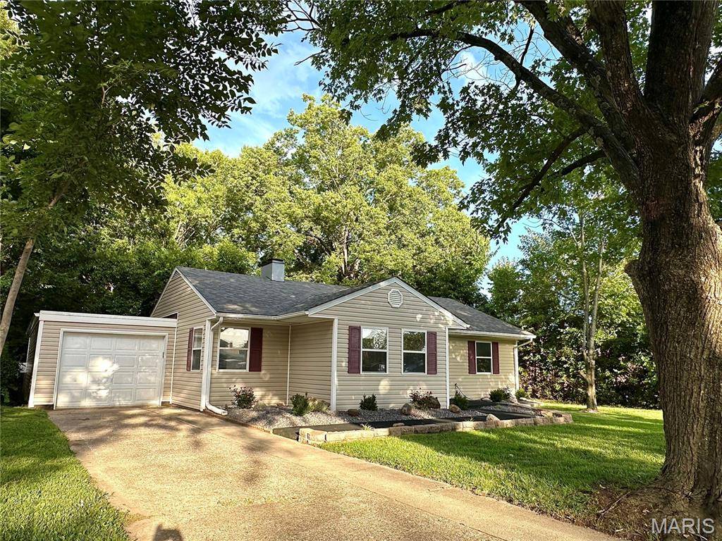 608 Devonshire DR, Belleville, IL 62226