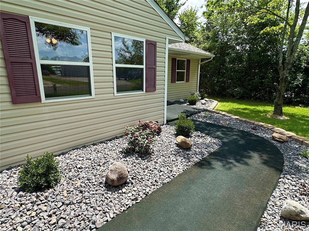 608 Devonshire DR, Belleville, IL 62226