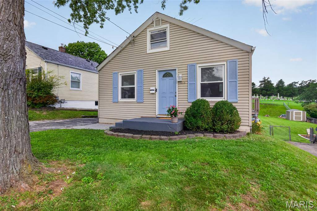 1015 S 6th ST, St Charles, MO 63301