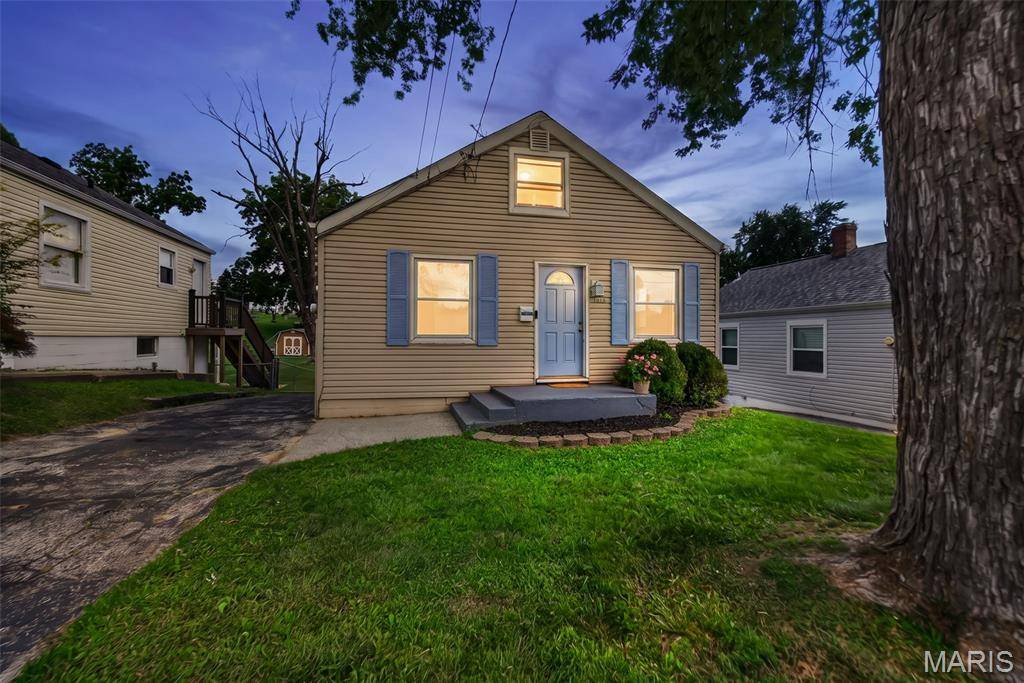 1015 S 6th ST, St Charles, MO 63301