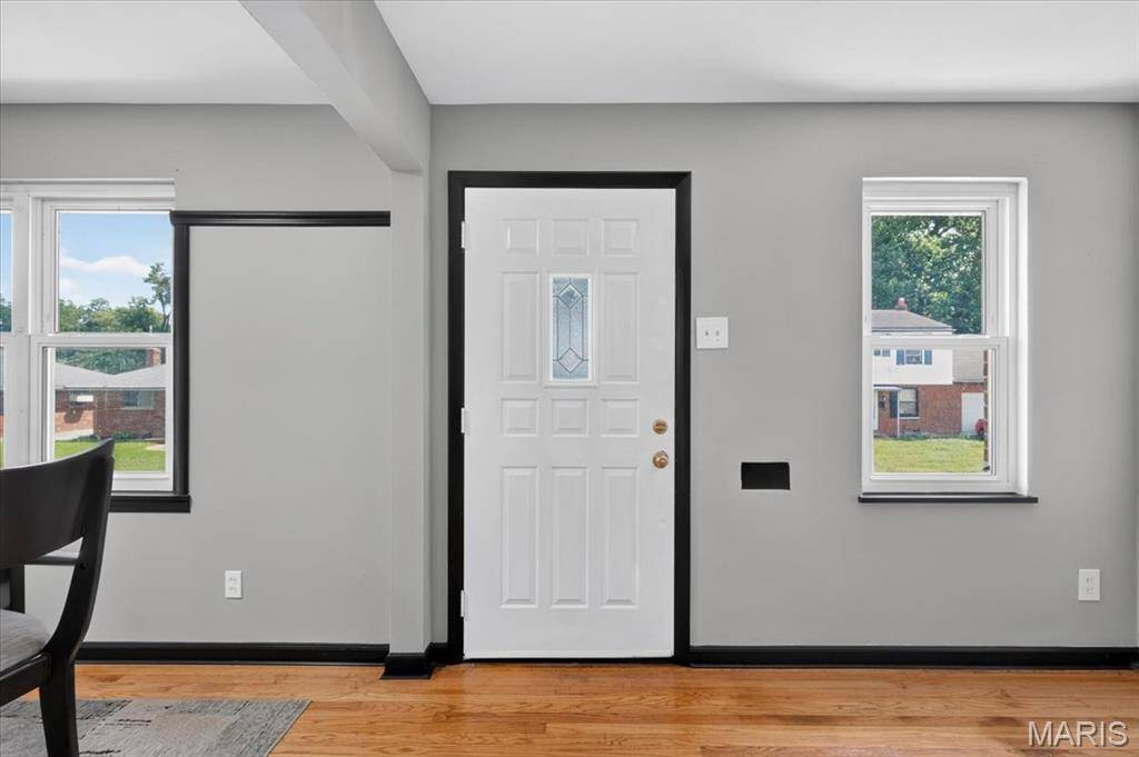 6623 Kenwood DR, St Louis, MO 63121