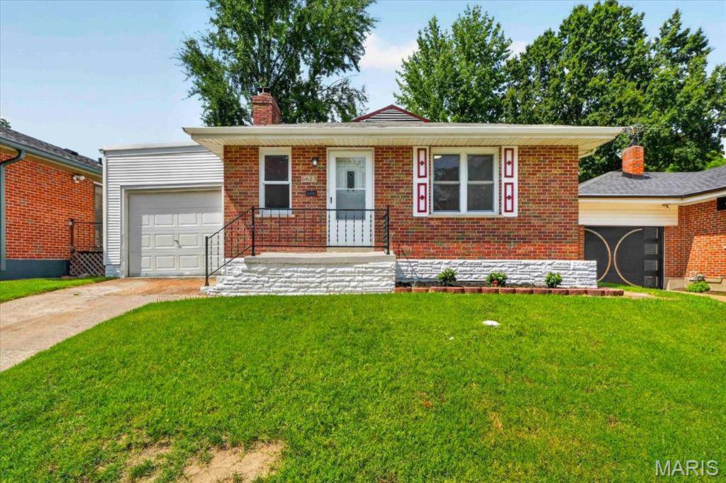 6623 Kenwood DR, St Louis, MO 63121