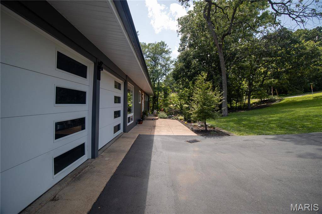 12212 Robyn RD, Sunset Hills, MO 63127