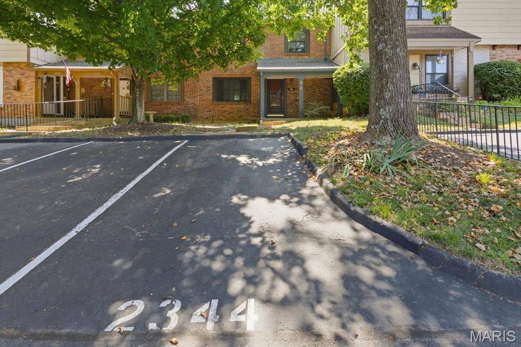2344 Hidden Meadow LN, Ballwin, MO 63021