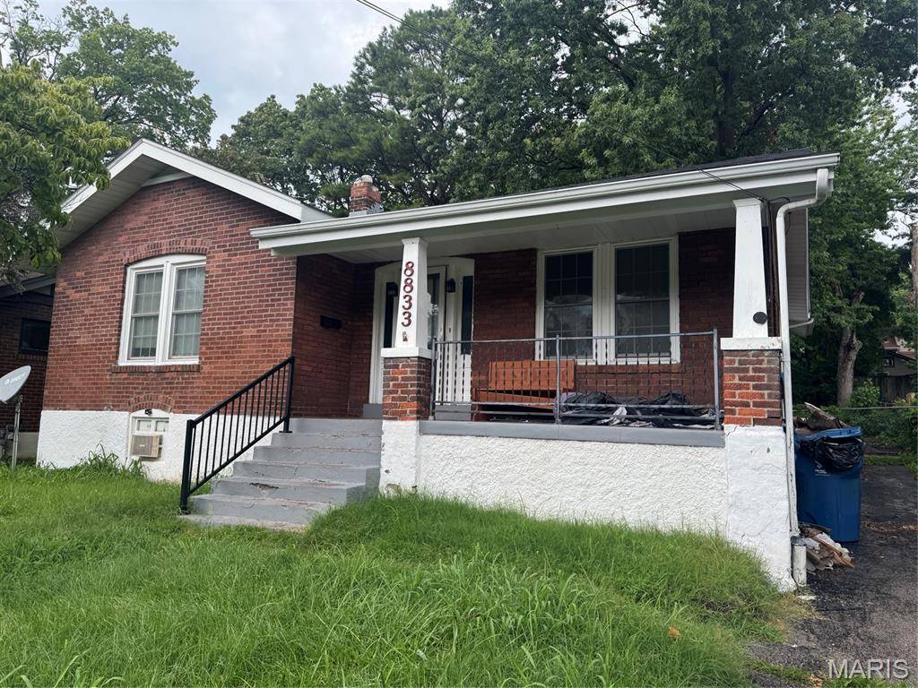 8833 Argyle AVE, St Louis, MO 63114