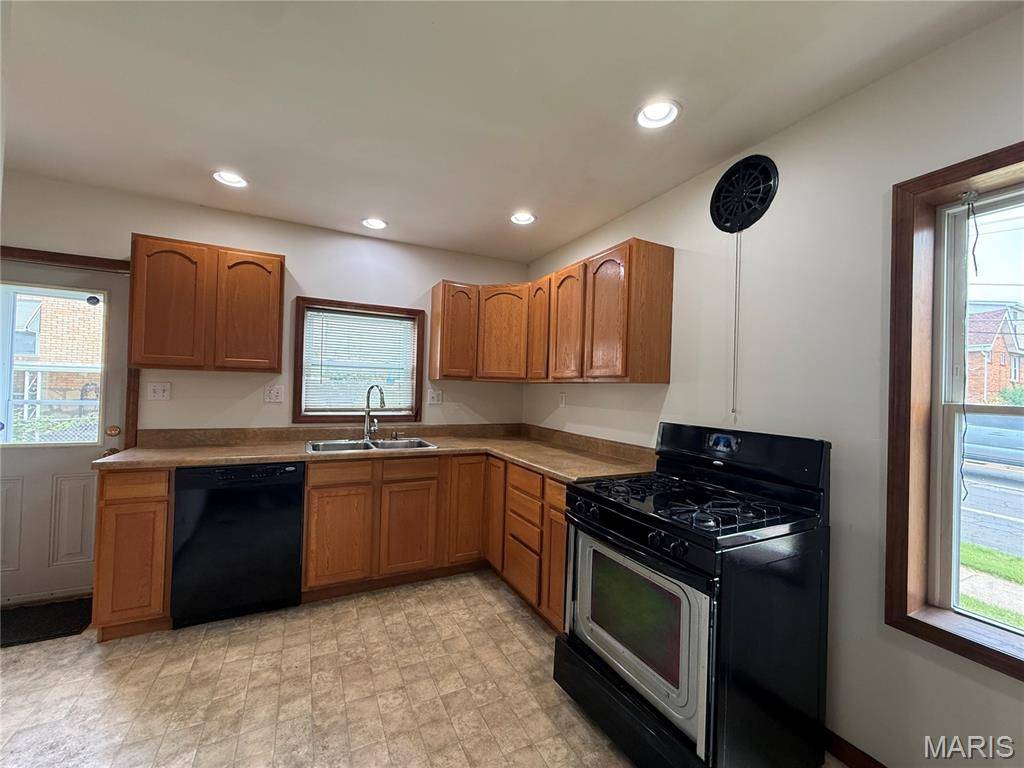 9101 Flores DR, St Louis, MO 63123