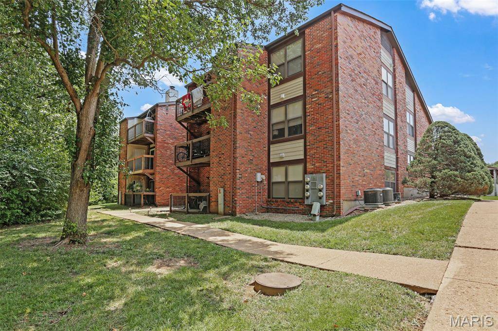 6824 Cottage Grove LN #F, St Louis, MO 63129