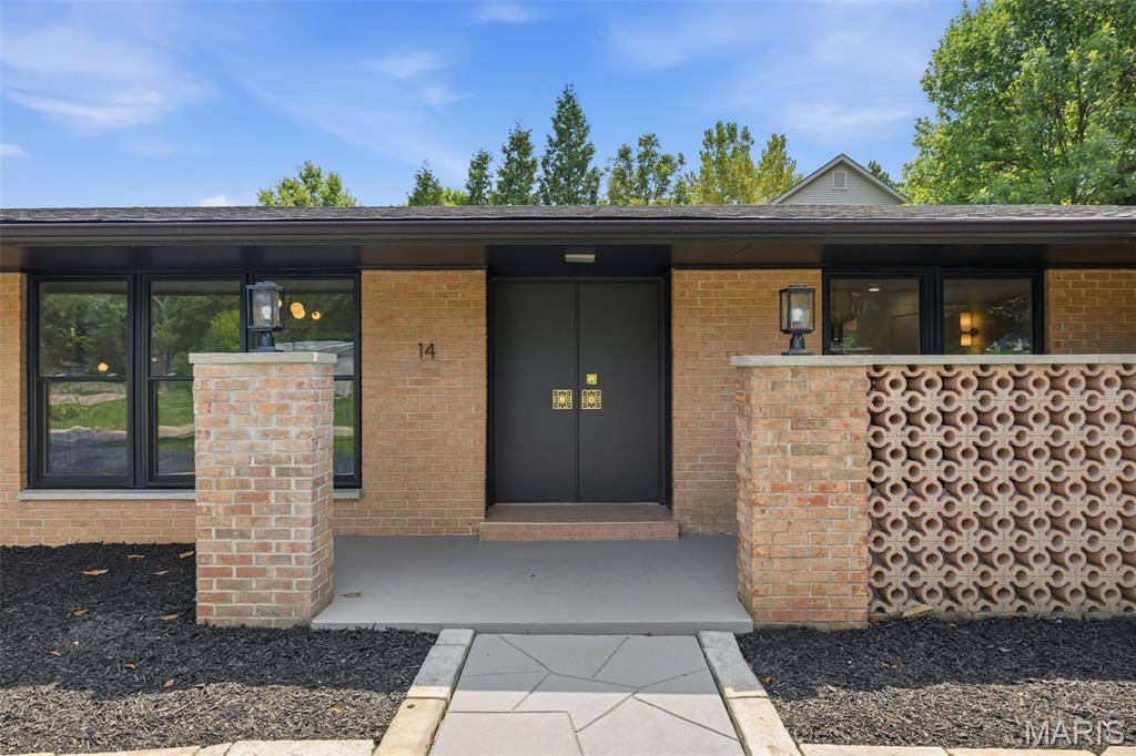 14 Wedgewood LN, Creve Coeur, MO 63141