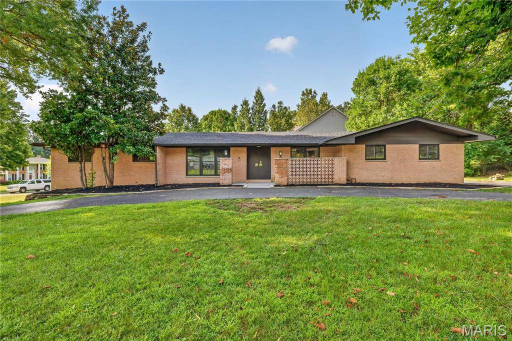 14 Wedgewood LN, Creve Coeur, MO 63141