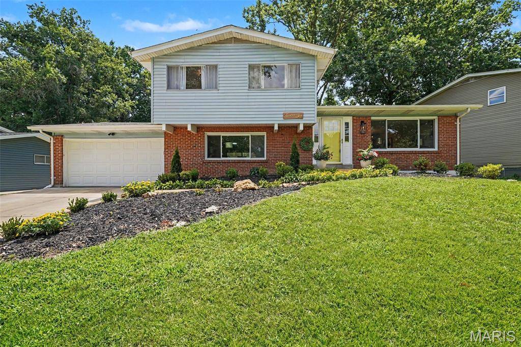 1210 Miremont DR, Manchester, MO 63011