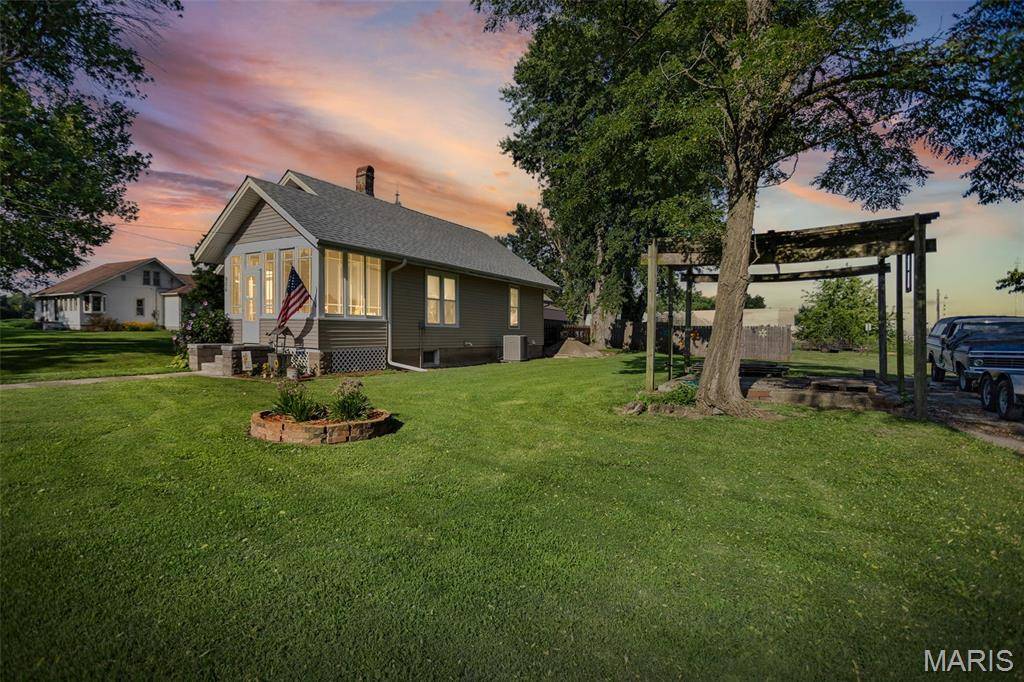 906 N Main ST, White Hall, IL 62092