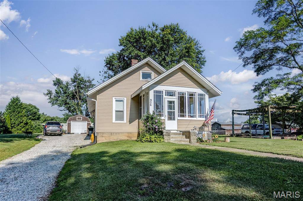 906 N Main ST, White Hall, IL 62092