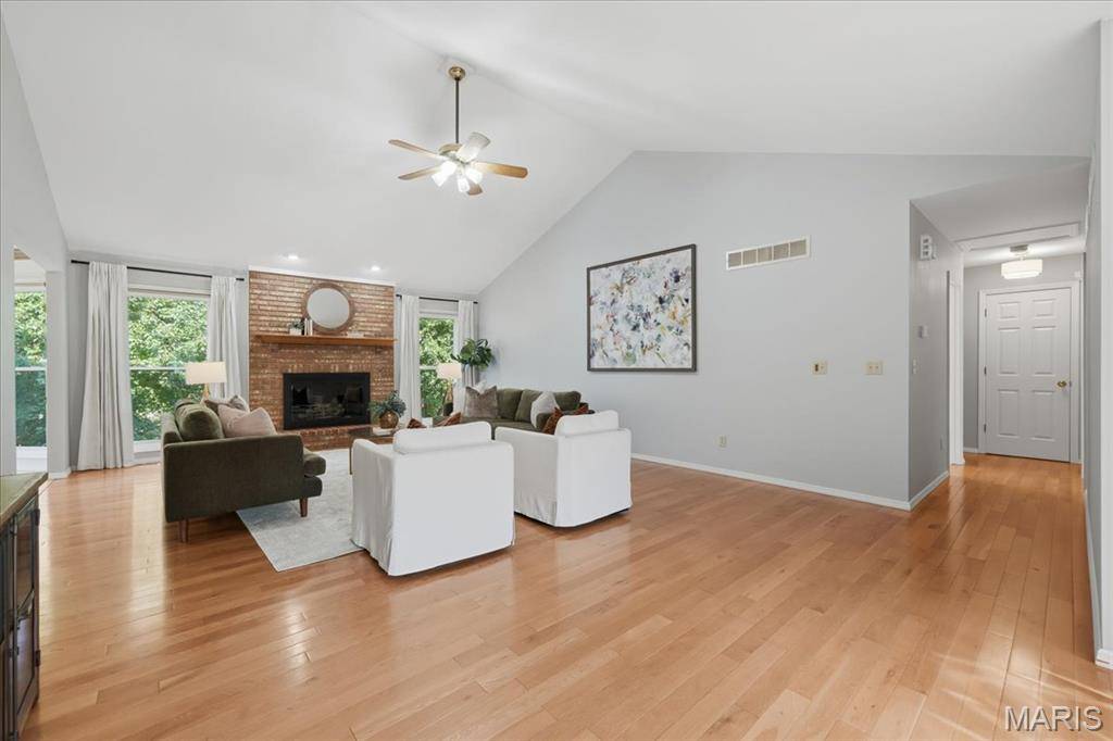 7806 Grantwood Oaks CT, Crestwood, MO 63123