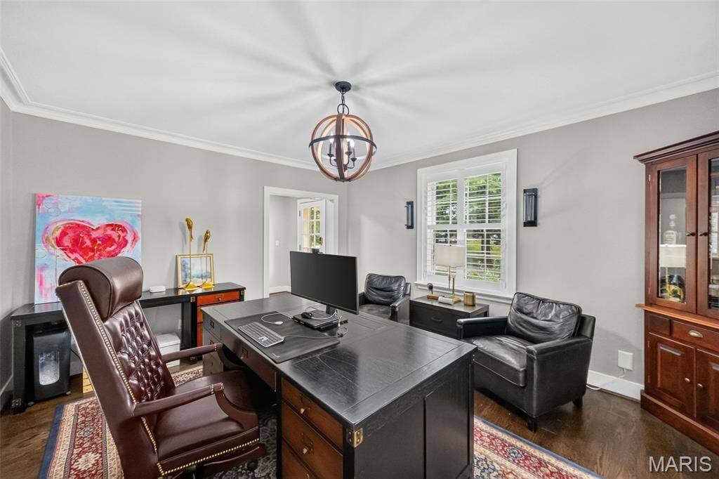 27 Ellsworth LN, Ladue, MO 63124