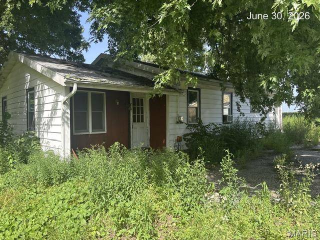 631 1st ST, Shipman, IL 62685