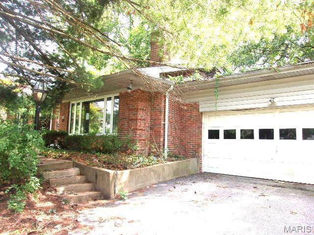 8 Price Meadows DR, St Louis, MO 63132