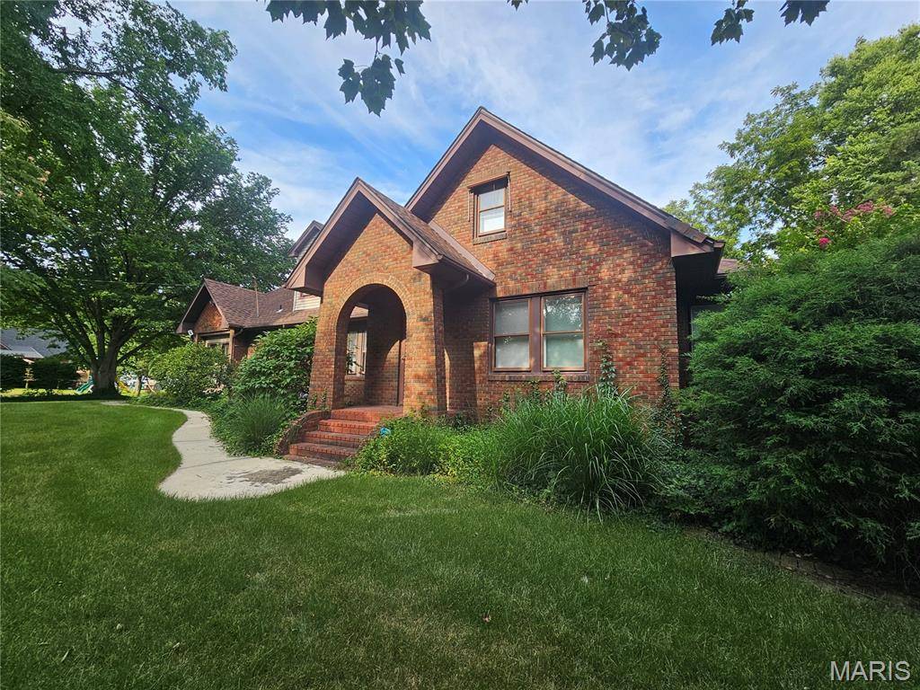 220 S 9th ST, East Alton, IL 62024