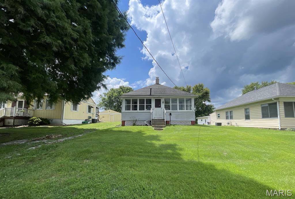 1028 Bell PL, Hillsboro, IL 62049