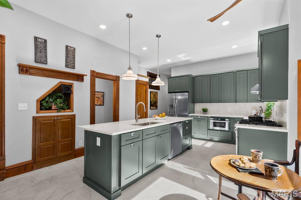2346 Albion PL, St Louis, MO 63104