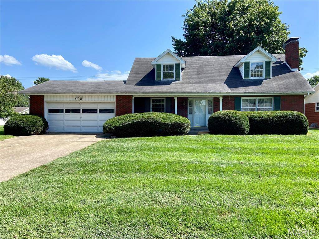 308 E Field DR, Red Bud, IL 62278