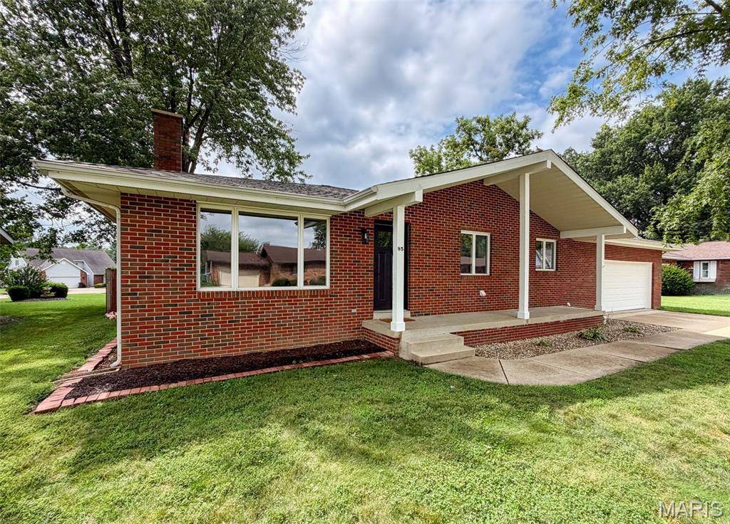 95 Sunflower DR, Highland, IL 62249