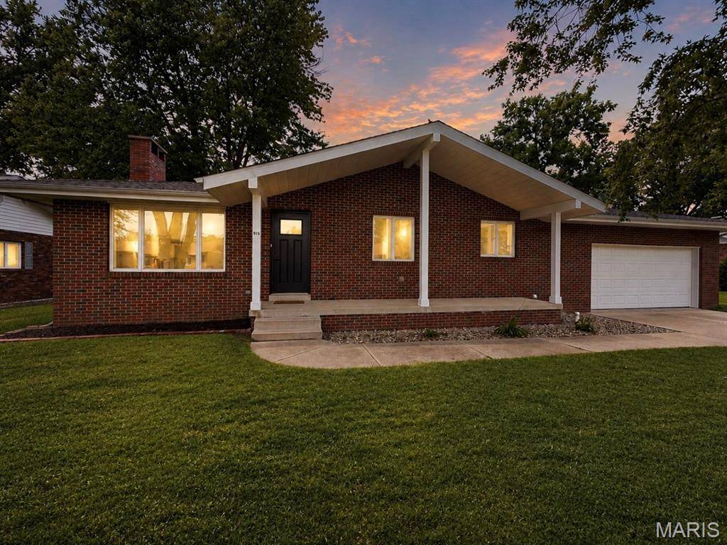95 Sunflower DR, Highland, IL 62249