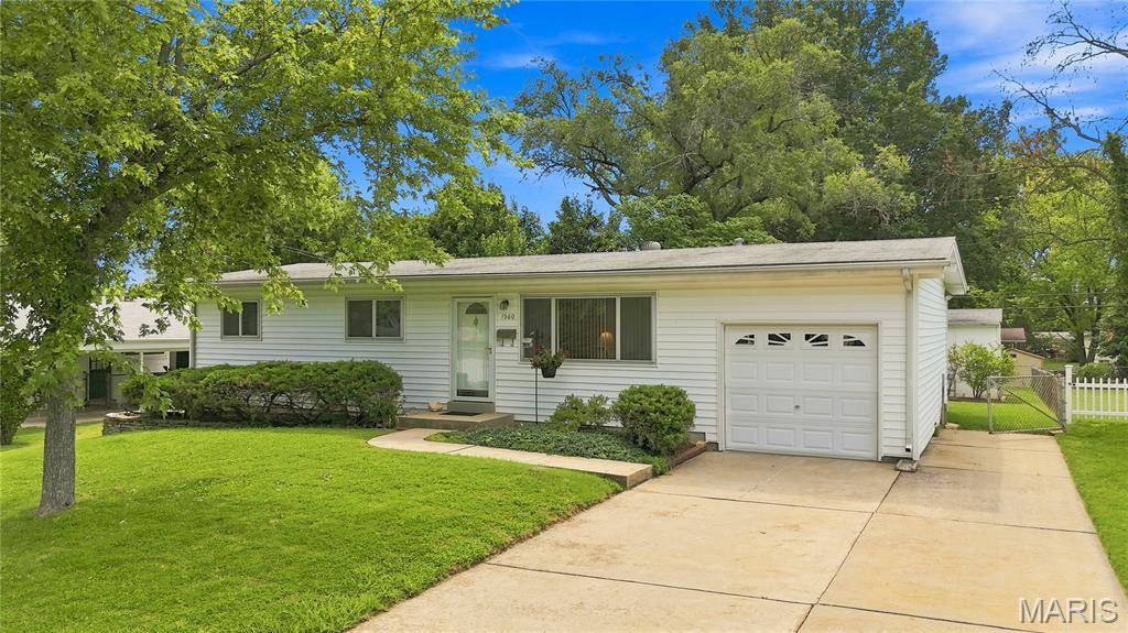 1560 Starling DR, Florissant, MO 63031