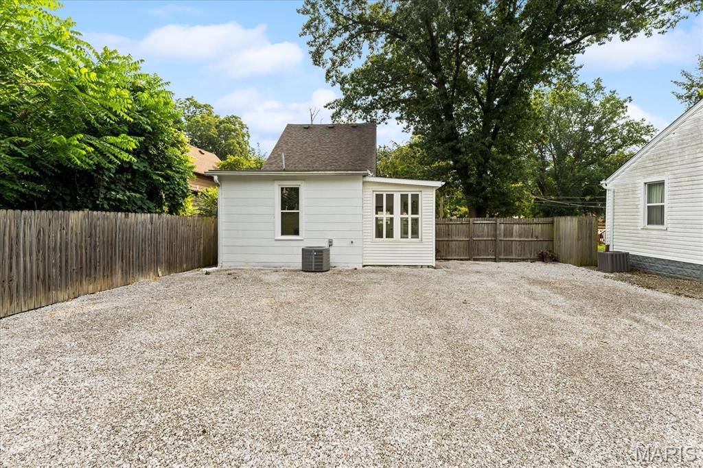 223 N 8th ST, Belleville, IL 62220