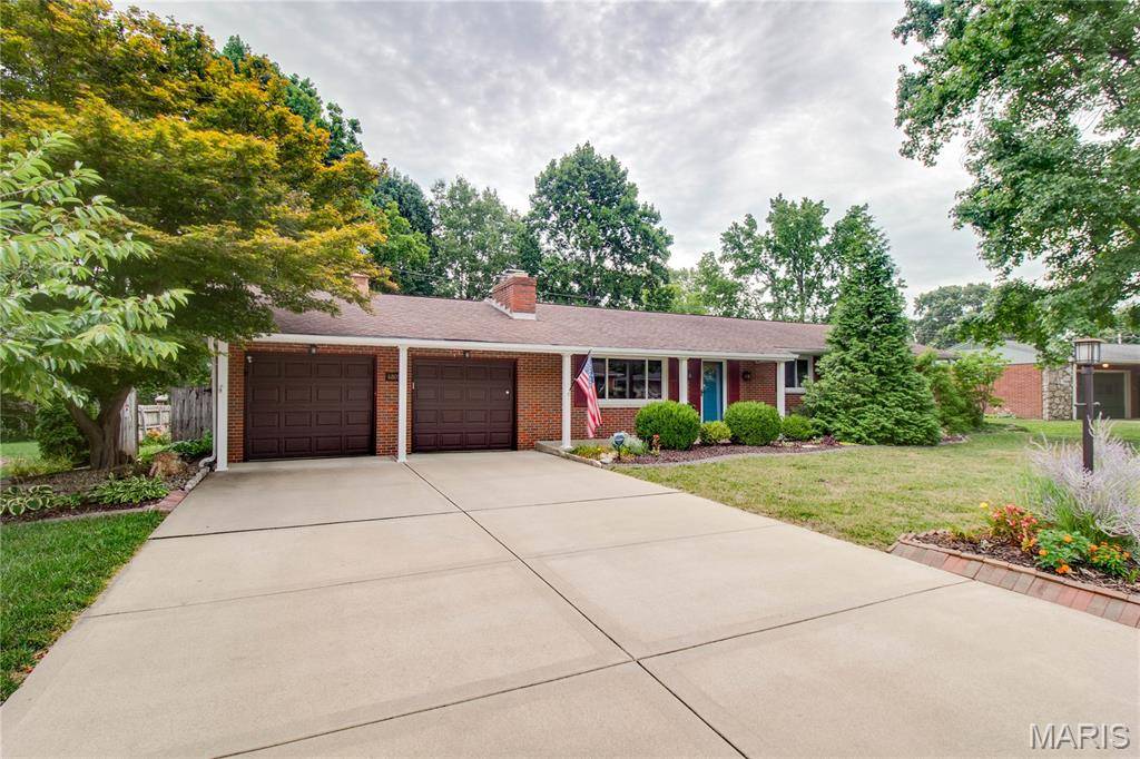 4805 Chateau DR, Godfrey, IL 62035