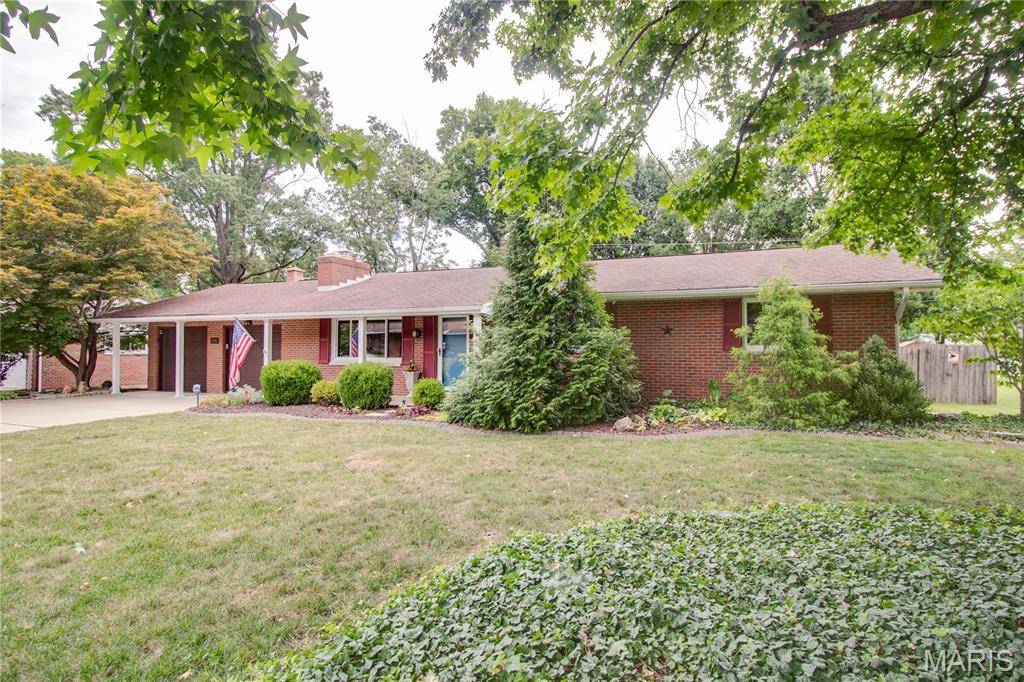 4805 Chateau DR, Godfrey, IL 62035