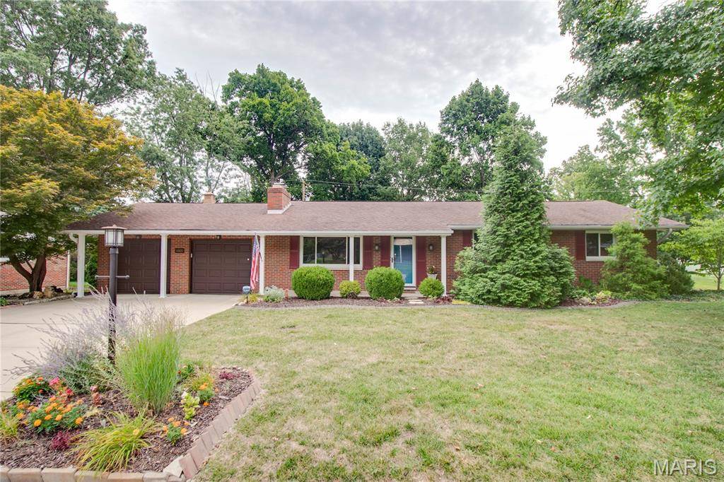 4805 Chateau DR, Godfrey, IL 62035