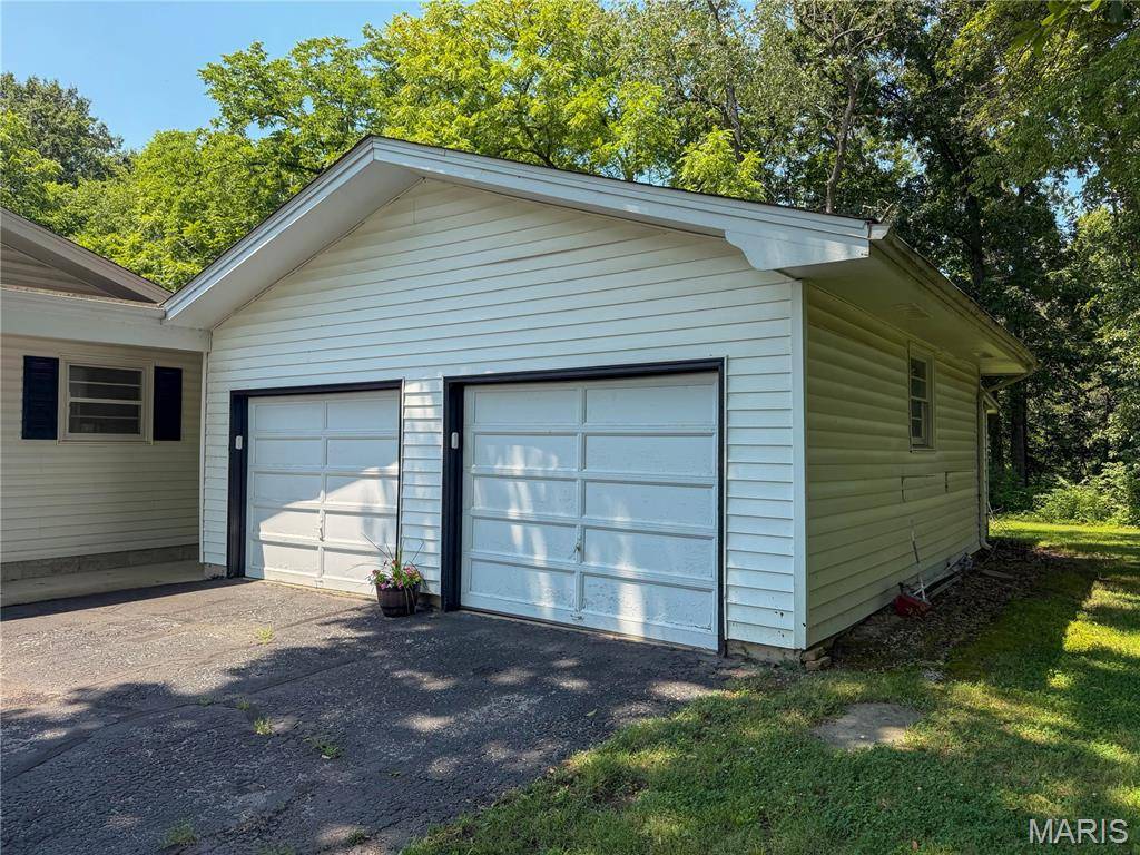 1227 W Henry ST, Staunton, IL 62088
