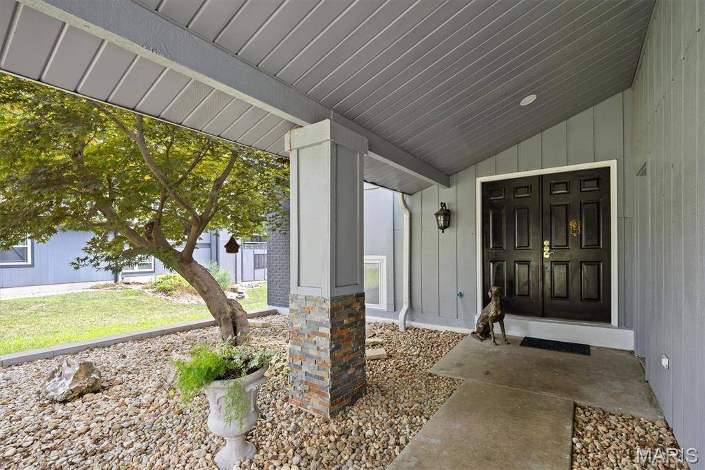 77 S Meadow LN, Glen Carbon, IL 62034