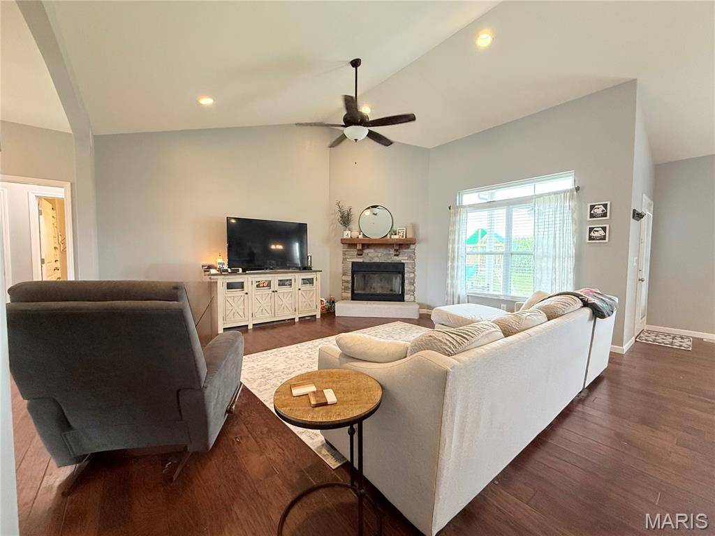 268 Gabrielle CIR, Bethalto, IL 62010