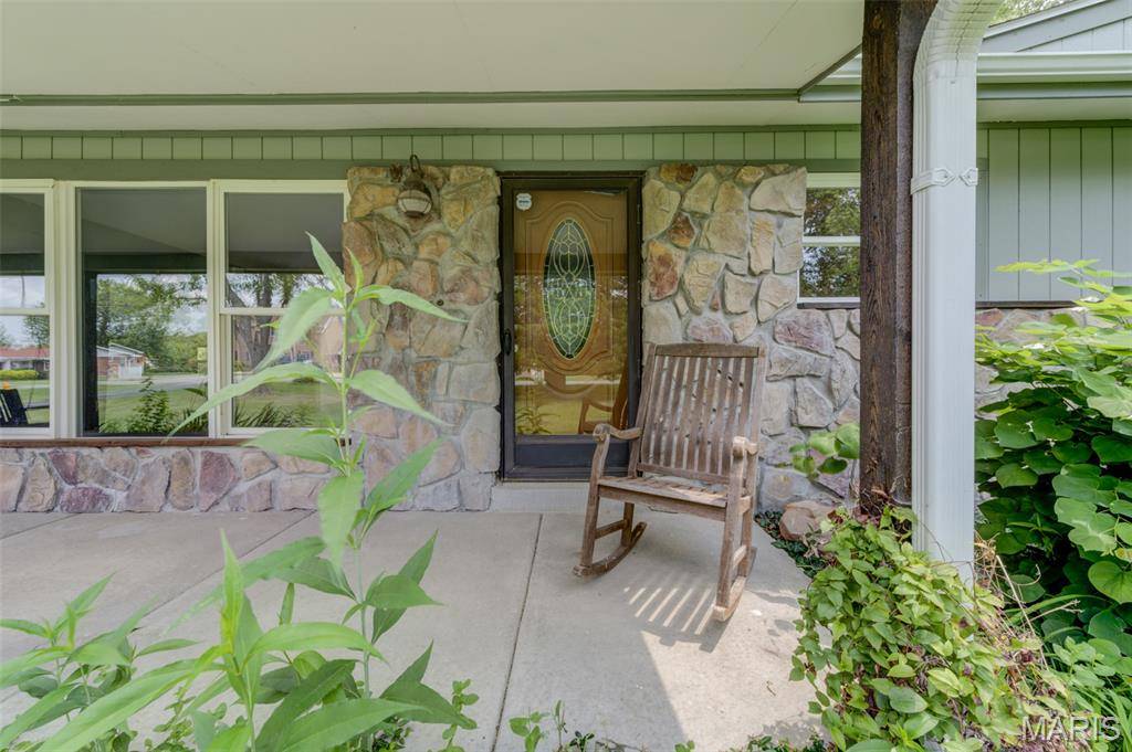 2 Saint Raymond DR, St Peters, MO 63376