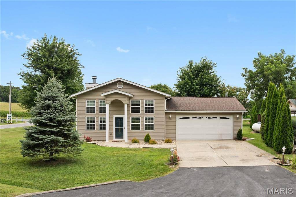 22017 Panorama DR, Carlyle, IL 62231