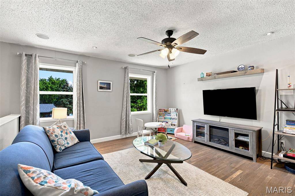 1107 Esterling DR, St Charles, MO 63301