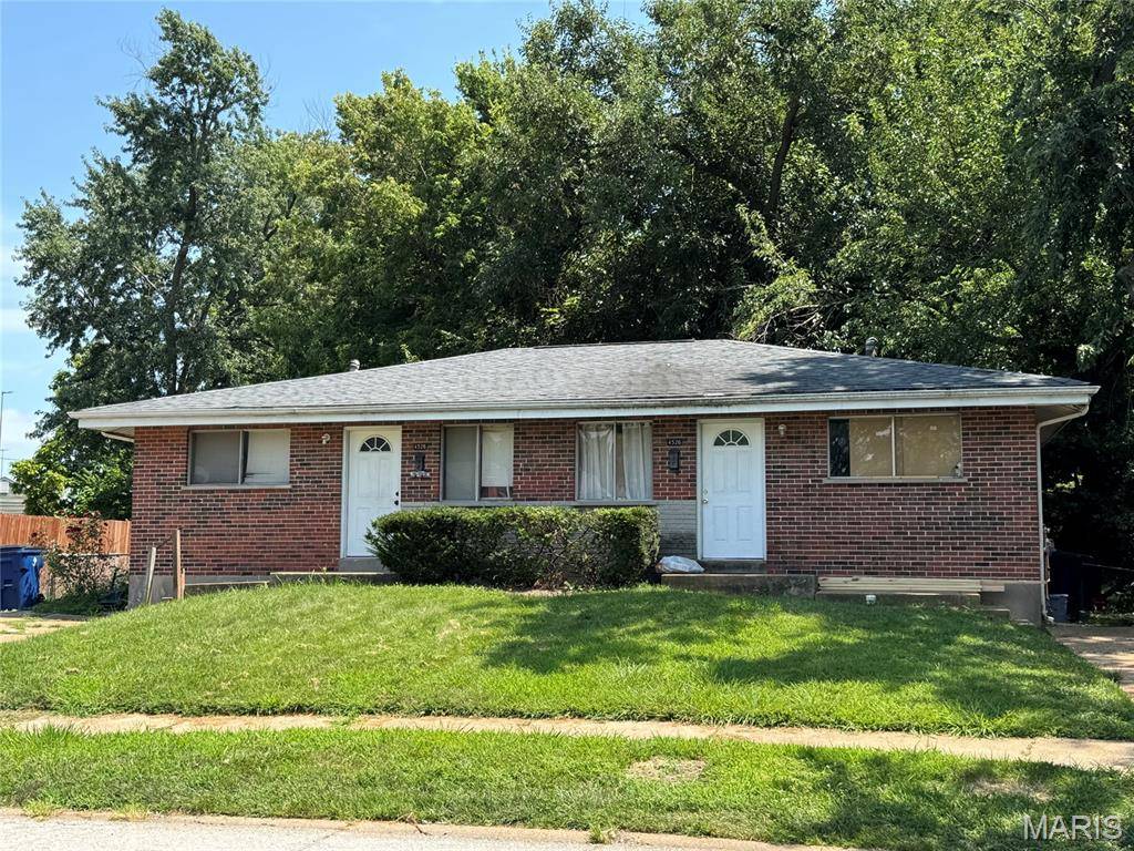 4526 Country LN, St Ann, MO 63074