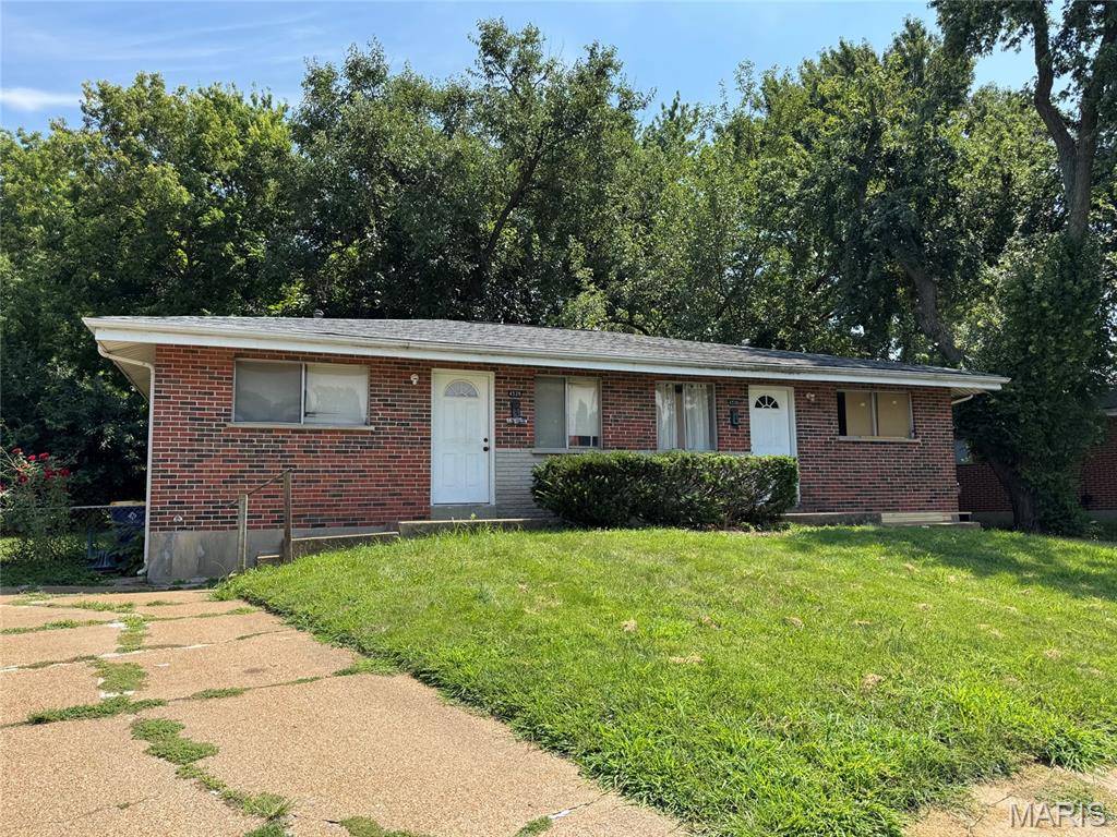 4526 Country LN, St Ann, MO 63074