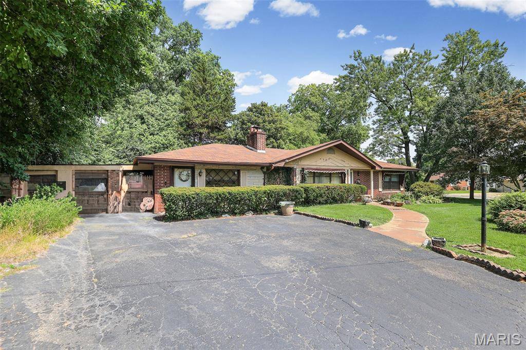 1004 Moreland DR, Belleville, IL 62223