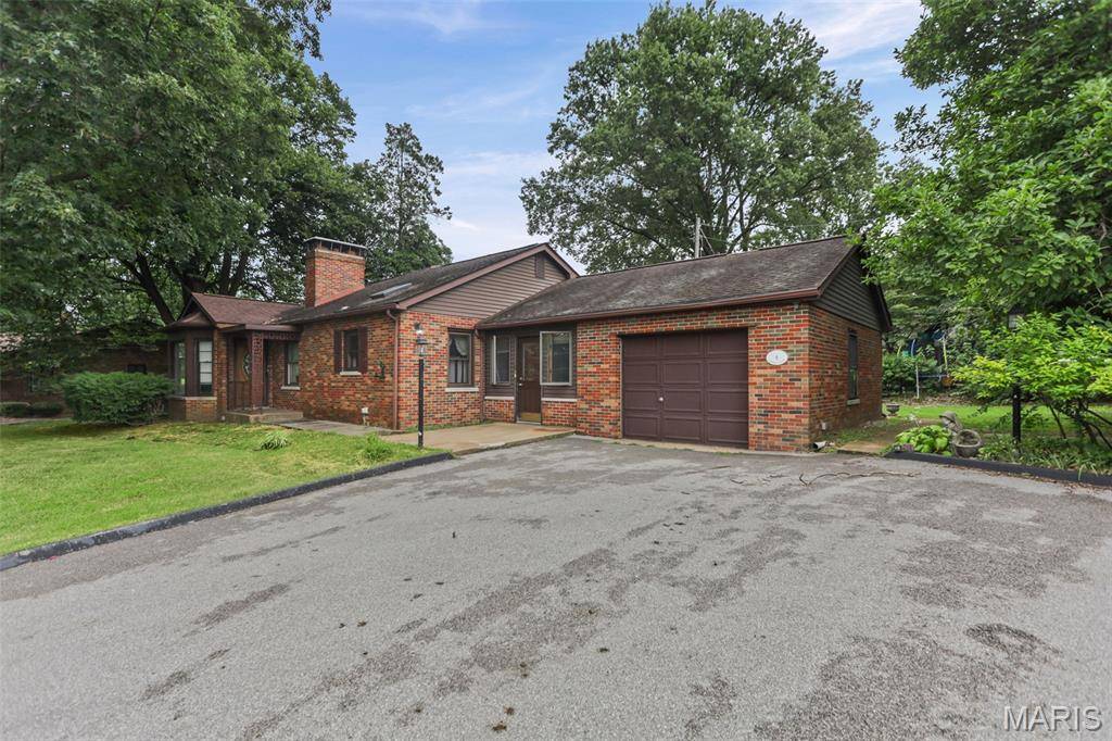 8 Linden DR, Belleville, IL 62221