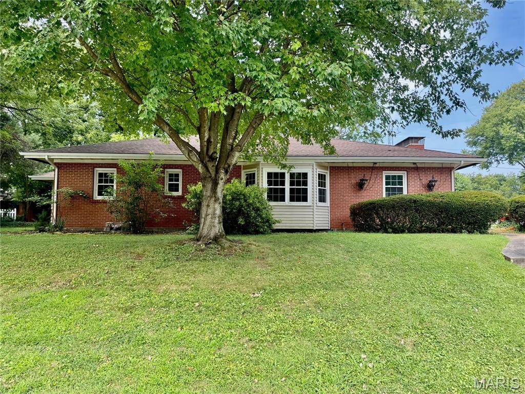 407 Killarney DR, Greenville, IL 62246