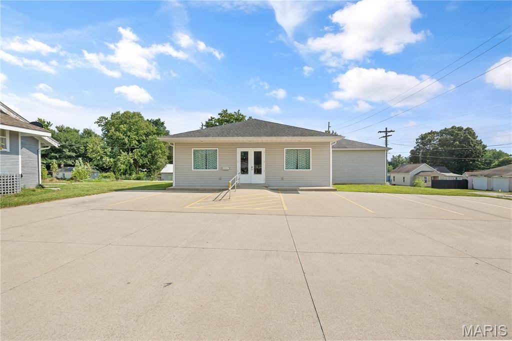 1110 School ST, Hillsboro, IL 62049