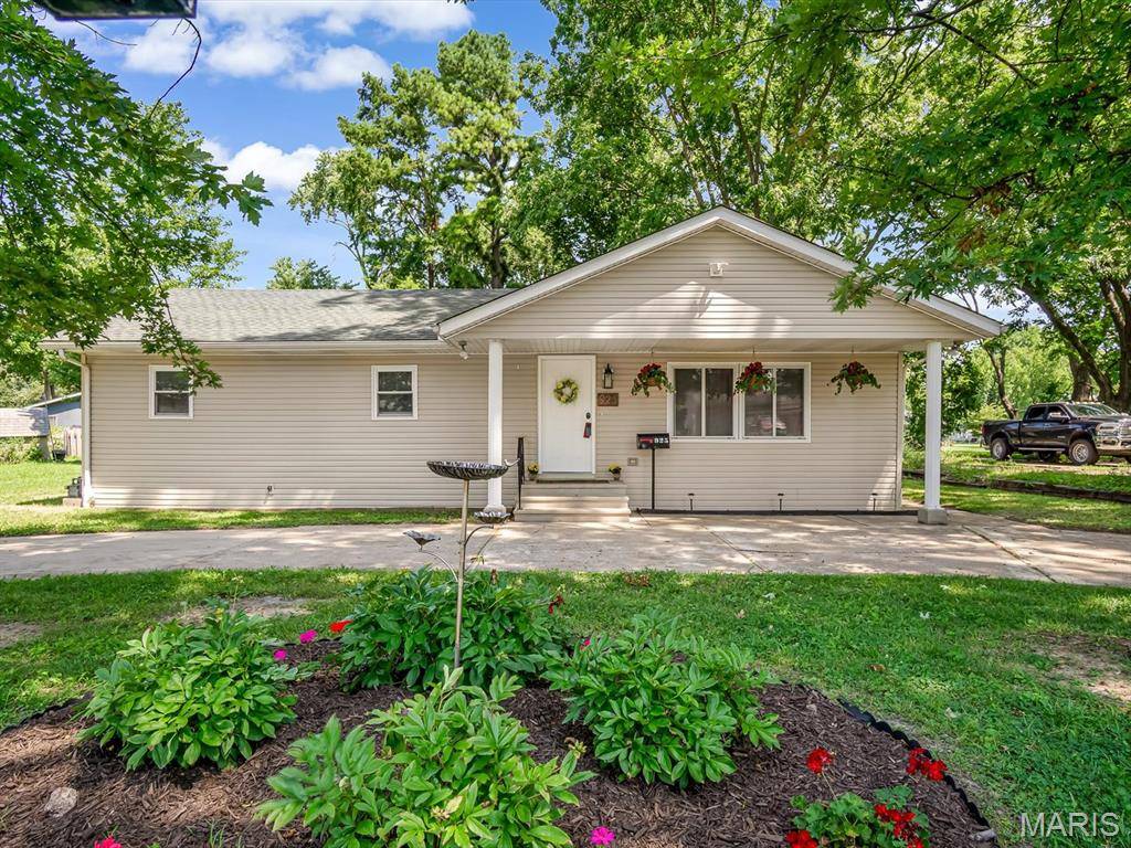 925 W Green ST, Mascoutah, IL 62258