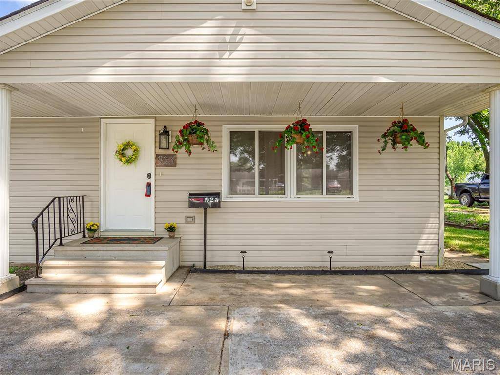 925 W Green ST, Mascoutah, IL 62258